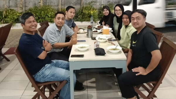 Bulan di Atas Hotel, Mendoan di Atas Meja